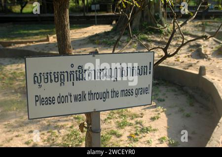 Per favore, non camminare attraverso la tomba di massa 'Sign', Choung EK genocidal Center, Phnom Penh, Cambogia. Foto Stock