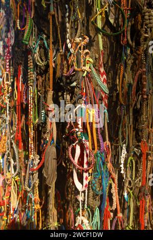 Omaggio alle vittime assassinate legate su alberi e recinzioni, Choung EK genocidal Center, Phnom Penh, Cambogia. Foto Stock