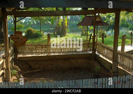 Una fossa aperta dove sono state uccise le persone, Choung EK genocidal Center, Phnom Penh, Cambogia. Foto Stock