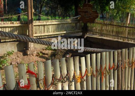 Una fossa aperta dove sono state uccise le persone, Choung EK genocidal Center, Phnom Penh, Cambogia. Foto Stock