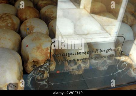 Teschi umani in mostra al Choung EK genocidal Center, Phnom Penh, Cambogia. Foto Stock