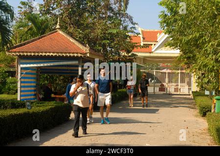 Visitatori che entrano al Choung EK genocidal Center, Phnom Penh, Cambogia. Foto Stock