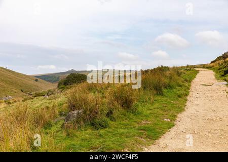 West Dart Valley nel parco nazionale di Dartmoor, con sentiero a piedi per Wistmans Wood, English Landscape, Devon, Inghilterra, Regno Unito, 2023 Foto Stock