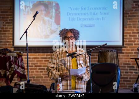 Ethel Long-Scott, direttore esecutivo del Women's Economic Agenda Project, parla ad un evento pubblico del giorno di Martin Luther King presso il Gen. Gomez Arts Center. Foto Stock