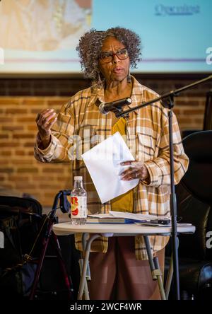 Ethel Long-Scott, direttore esecutivo del Women's Economic Agenda Project, parla a un evento pubblico del Martin Luther King Day. Foto Stock