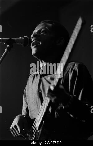 I Bhundu Boys si esibiscono al primo evento WOMAD Weekender a Carlyon Bay in Cornovaglia, Inghilterra, nel 1987. La band dello Zimbabwe, che suonava un tipo di musica conosciuta come jit, divenne popolare molto rapidamente nel Regno Unito e in Europa e suonò al Wembley Stadium nel 1987 con Madonna. Nella foto: David Mankaba, basso. Foto Stock