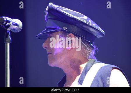 Gli Cheap Trick si esibiscono a Sherman in Texas, durante quello che sarebbe diventato un concerto accorciato con la pioggia, il 3 luglio 2023, il vocalista Robin Zander (nella foto) Foto Stock