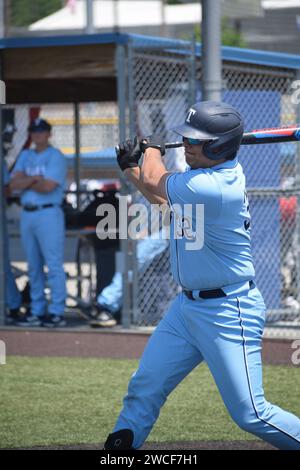 Partita di baseball universitaria, n. 32 per i Trinity Christian Trolls fino a battere prende un'altalena e manca un campo - maggio 2023 Foto Stock