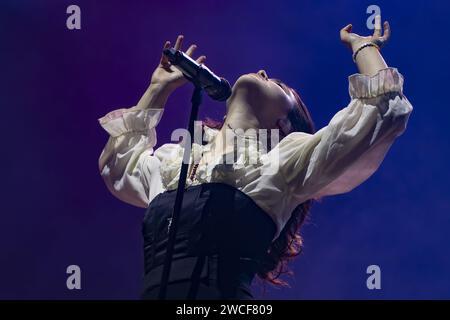 BIRMINGHAM, INGHILTERRA: The Last Dinner Party si esibiscono sul palco della Birmingham Resorts World Arena. Featuring: Abigail Morris Where: Birmingham, United Kingdom When: 13 Dic 2023 Credit: Neil Lupin/WENN Foto Stock