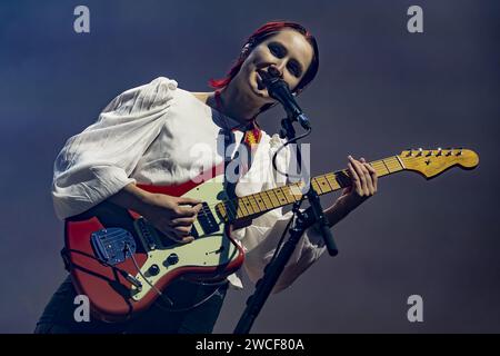 BIRMINGHAM, INGHILTERRA: The Last Dinner Party si esibiscono sul palco della Birmingham Resorts World Arena. Con: Lizzie Mayland dove: Birmingham, Regno Unito quando: 13 dic 2023 crediti: Neil Lupin/WENN Foto Stock