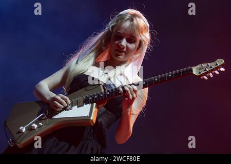 BIRMINGHAM, INGHILTERRA: The Last Dinner Party si esibiscono sul palco della Birmingham Resorts World Arena. Con: Emily Roberts dove: Birmingham, Regno Unito quando: 13 dic 2023 crediti: Neil Lupin/WENN Foto Stock