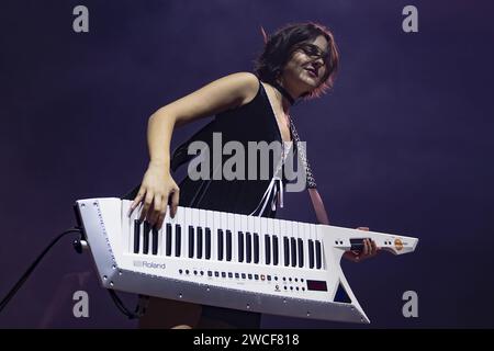 BIRMINGHAM, INGHILTERRA: The Last Dinner Party si esibiscono sul palco della Birmingham Resorts World Arena. Con: Aurora Nishevci dove: Birmingham, Regno Unito quando: 13 dic 2023 crediti: Neil Lupin/WENN Foto Stock