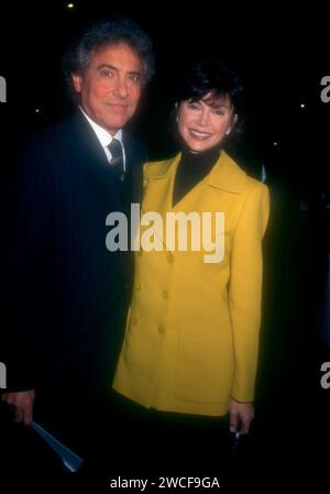 Beverly Hills, California, USA 19 novembre 1996 il Dr. Harry Glassman e l'attrice Victoria Principal partecipano alla ÔShineÕ proiezione di beneficenza del 19 novembre 1996 a Beverly Hills, California, USA. Foto di Barry King/Alamy Stock Photo Foto Stock