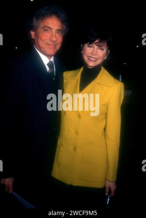 Beverly Hills, California, USA 19 novembre 1996 il Dr. Harry Glassman e l'attrice Victoria Principal partecipano alla ÔShineÕ proiezione di beneficenza del 19 novembre 1996 a Beverly Hills, California, USA. Foto di Barry King/Alamy Stock Photo Foto Stock