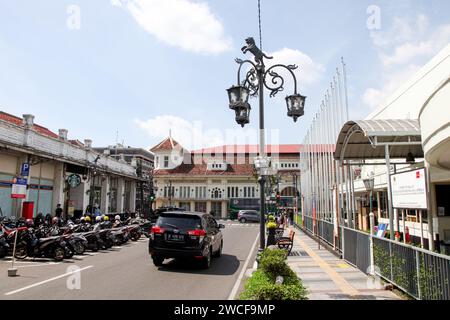 Via Braga con edifici coloniali olandesi a Bandung, Indonesia, e il Museo Konperensi Asia Afrika o Museo della Conferenza Asia Afrika. Foto Stock