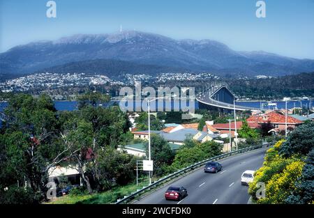 Tasman Bridge sopra Montagu Bay, Hobart, Tasmania, Australia Foto Stock