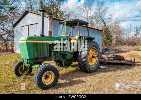 Trattore John Deere 4430, antico o verde d'epoca, sul lato della strada nella campagna dell'Alabama, Stati Uniti. Foto Stock