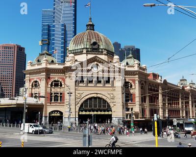 Vista frontale della stazione di Flinders Street situata all'angolo trafficato di Flinders Street e Swanston Street a Melbourne, Victoria, Australia. Foto Stock