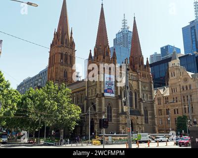 Vista della Cattedrale di St Paul situata all'angolo trafficato di Flinders e Swanston Street a Melbourne, Victoria, Australia Foto Stock