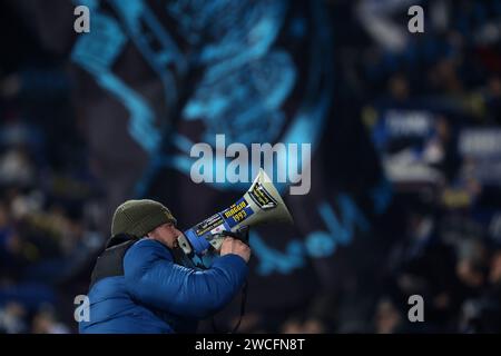 Monza, Italia. 13 gennaio 2024. Un tifoso dell'FC Internazionale usa un megafono per incoraggiare i tifosi a restare dietro la squadra durante la partita di serie A allo stadio U-Power di Monza. Il credito fotografico dovrebbe leggere: Jonathan Moscrop/Sportimage Credit: Sportimage Ltd/Alamy Live News Foto Stock