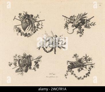 Attributi appartenenti all'agricoltura e a Bacco, Johann Carl Schleich (possibile), 1769 - 1842 stampa cinque trofei. In alto a sinistra con un cesto di fiori e un rastrello. In alto a destra con una falce, un cucchiaio e un cestino di frutta. Al centro con uno staff, libri e un recipiente per fumare. Qui sotto con attributi appartenenti a Bacco. In basso a destra con una carriola con verdure. Pubblicazione numero 42. trofeo di incisione di carta, cioè: disposizione decorativa di oggetti simbolici o tipici  ornamento. agricoltura. Attributi di Bacco Foto Stock