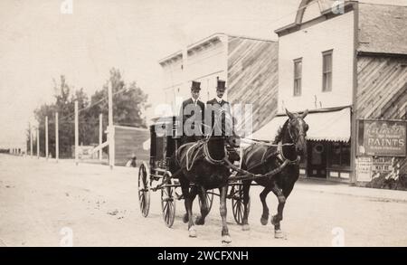 Hearse trainata da cavalli sulla strada, posizione non identificata, cartolina degli anni '1910-'20. fotografo non identificato Foto Stock