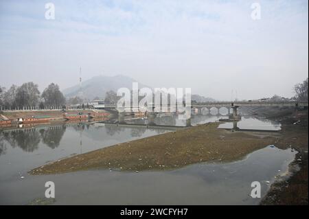 Srinagar, India. 15 gennaio 2024. SRINAGAR, INDIA - 15 GENNAIO: Vista del fiume Jhelum il 15 gennaio 2024 a Srinagar, India. Il livello dell'acqua in Jhelum raggiunge il livello più basso con l'incantesimo dell'asciutto che continua. (Foto di Waseem Andrabi/Hindustan Times/Sipa USA) credito: SIPA USA/Alamy Live News Foto Stock