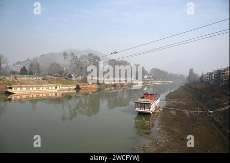 Srinagar, India. 15 gennaio 2024. SRINAGAR, INDIA - 15 GENNAIO: Vista del fiume Jhelum il 15 gennaio 2024 a Srinagar, India. Il livello dell'acqua in Jhelum raggiunge il livello più basso con l'incantesimo dell'asciutto che continua. (Foto di Waseem Andrabi/Hindustan Times/Sipa USA) credito: SIPA USA/Alamy Live News Foto Stock