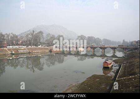 Srinagar, India. 15 gennaio 2024. SRINAGAR, INDIA - 15 GENNAIO: Vista del fiume Jhelum il 15 gennaio 2024 a Srinagar, India. Il livello dell'acqua in Jhelum raggiunge il livello più basso con l'incantesimo dell'asciutto che continua. (Foto di Waseem Andrabi/Hindustan Times/Sipa USA) credito: SIPA USA/Alamy Live News Foto Stock