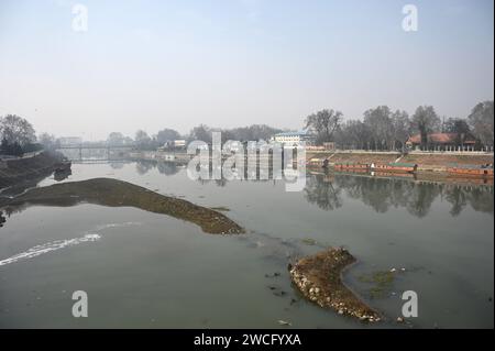 Srinagar, India. 15 gennaio 2024. SRINAGAR, INDIA - 15 GENNAIO: Vista del fiume Jhelum il 15 gennaio 2024 a Srinagar, India. Il livello dell'acqua in Jhelum raggiunge il livello più basso con l'incantesimo dell'asciutto che continua. (Foto di Waseem Andrabi/Hindustan Times/Sipa USA) credito: SIPA USA/Alamy Live News Foto Stock