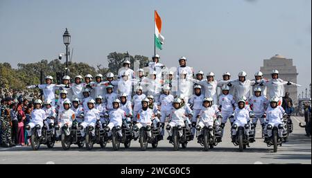 Nuova Delhi, India. 15 gennaio 2024. NUOVA DELHI, INDIA - 15 GENNAIO: Il team CRPF "Daredevils" durante le prove per la Republic Day Parade 2024 sul percorso Kartavya il 15 gennaio 2024 a nuova Delhi, India. (Foto di Raj K Raj/Hindustan Times/Sipa USA) credito: SIPA USA/Alamy Live News Foto Stock