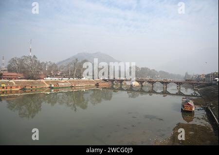 Srinagar, India. 15 gennaio 2024. SRINAGAR, INDIA - 15 GENNAIO: Vista del fiume Jhelum il 15 gennaio 2024 a Srinagar, India. Il livello dell'acqua in Jhelum raggiunge il livello più basso con l'incantesimo dell'asciutto che continua. (Foto di Waseem Andrabi/Hindustan Times/Sipa USA) credito: SIPA USA/Alamy Live News Foto Stock