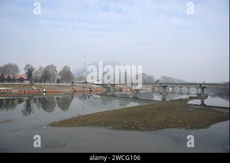 Srinagar, India. 15 gennaio 2024. SRINAGAR, INDIA - 15 GENNAIO: Vista del fiume Jhelum il 15 gennaio 2024 a Srinagar, India. Il livello dell'acqua in Jhelum raggiunge il livello più basso con l'incantesimo dell'asciutto che continua. (Foto di Waseem Andrabi/Hindustan Times/Sipa USA) credito: SIPA USA/Alamy Live News Foto Stock