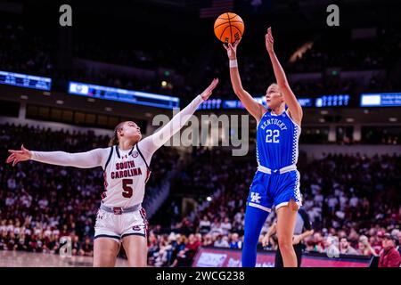 Columbia, SC, USA. 15 gennaio 2024. La guardia dei Kentucky Wildcats Maddie Scherr (22) spara sopra la guardia dei South Carolina Gamecocks Tessa Johnson (5) nel match di pallacanestro SEC Womens alla Colonial Life Arena di Columbia, SC. (Scott Kinser/CSM). Credito: csm/Alamy Live News Foto Stock