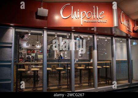 Lawrence, Kansas. Il Chipotle Mexican Grill si trova sulla strada principale di notte nel centro di Lawrence. Foto Stock