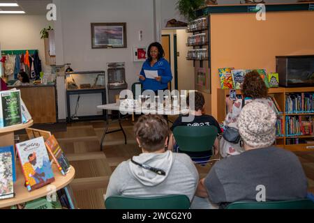 Kansas City, Kansas. Un istruttore dimostrerà il valore dei semi vegetali e alimentari per il tuo giardino nella Biblioteca F. L. Schlagle e nella Lea ambientale Foto Stock