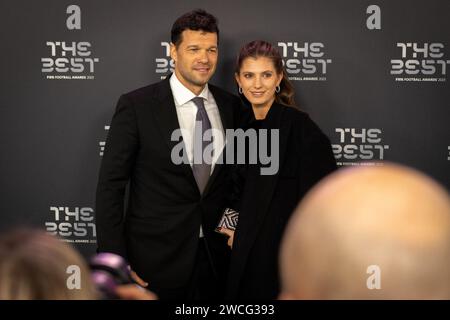 Londra, Regno Unito. 15 gennaio 2024. Michael Ballack (ex giocatore tedesco) e Sophia Schneiderhan arrivano durante i FIFA Best Awards 2024 a Londra, in Inghilterra. (Pedro Porru/SPP) credito: SPP Sport Press Photo. /Alamy Live News Foto Stock