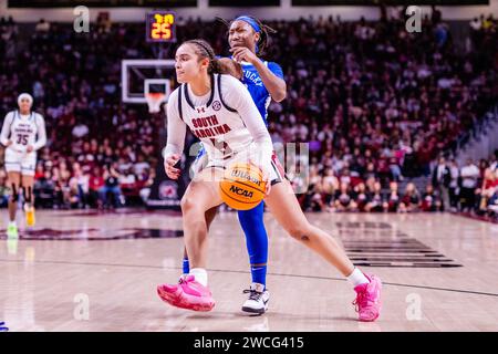 Columbia, SC, USA. 15 gennaio 2024. La guardia dei South Carolina Gamecocks Tessa Johnson (5) passa davanti alla guardia dei Kentucky Wildcats Saniah Tyler (2) nel match di pallacanestro SEC Womens alla Colonial Life Arena di Columbia, SC. (Scott Kinser/CSM). Credito: csm/Alamy Live News Foto Stock