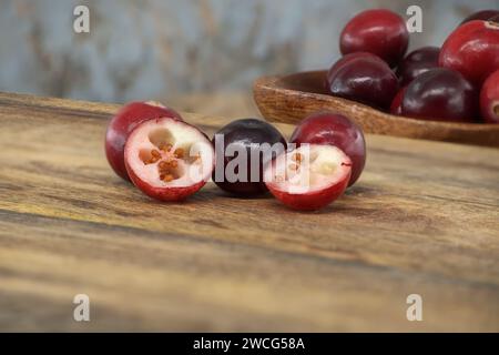 Scena rustica cucina con mirtilli rossi freschi un simbolo di salute e benessere, spesso indicato come un superfood Foto Stock