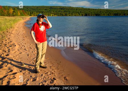 Escursionista presso la spiaggia sul lago Superiore, Bayview Park, Bayview, Wisconsin Foto Stock