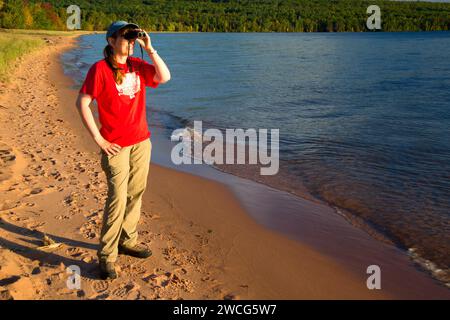 Escursionista presso la spiaggia sul lago Superiore, Bayview Park, Bayview, Wisconsin Foto Stock