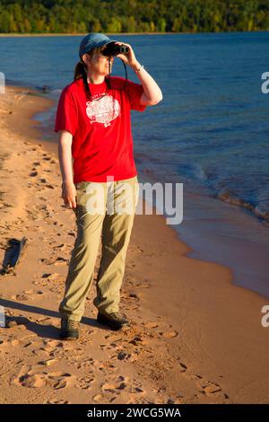 Escursionista presso la spiaggia sul lago Superiore, Bayview Park, Bayview, Wisconsin Foto Stock