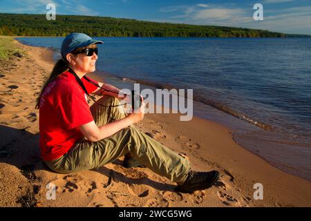 Escursionista presso la spiaggia sul lago Superiore, Bayview Park, Bayview, Wisconsin Foto Stock