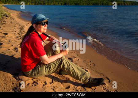 Escursionista presso la spiaggia sul lago Superiore, Bayview Park, Bayview, Wisconsin Foto Stock