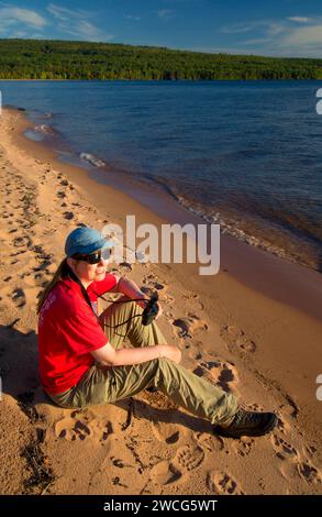 Escursionista presso la spiaggia sul lago Superiore, Bayview Park, Bayview, Wisconsin Foto Stock