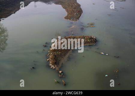 Srinagar Kashmir, India. 15 gennaio 2024. Vista di una porzione secca del fiume Jhelum a Srinagar. Un lungo periodo invernale secco lascia il fiume Jhelum a Historic Low, mettendo a rischio le case galleggianti e deludenti sciatori a Gulmarg. Il 15 gennaio 2024, Srinagar Kashmir, India. (Immagine di credito: © Firdous Nazir/eyepix via ZUMA Press Wire) SOLO USO EDITORIALE! Non per USO commerciale! Foto Stock