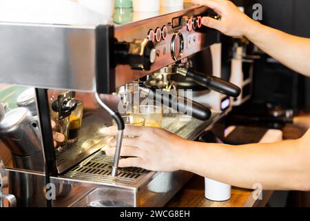 Barista del caffè in azione, preparando il caffè con abilità e cura. Foto Stock