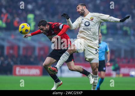 Milano, Italia. 14 gennaio 2024. Davide Calabria dell'AC Milan (L) e Leonardo Spinazzola dell'AS Roma (R) in azione durante la partita di serie A 2023/24 tra l'AC Milan e L'AS Roma allo Stadio San Siro. Punteggio finale; Milano 3:1 Roma Credit: SOPA Images Limited/Alamy Live News Foto Stock