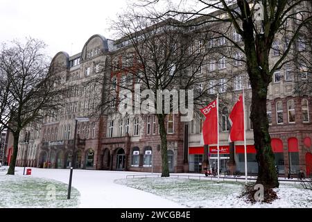 Amburgo, Germania. 15 gennaio 2024. Due bandiere della Confederazione sindacale tedesca (DGB) sorvolano di fronte all'edificio sindacale di Besenbinderhof. All'inizio dell'anno, i sindacati DGB forniscono informazioni sui loro obiettivi per il 2024. Credito: Rabea Gruber/dpa/Alamy Live News Foto Stock