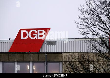 Amburgo, Germania. 15 gennaio 2024. Il logo della Confederazione sindacale tedesca (DGB) si trova sul tetto dell'edificio sindacale di Besenbinderhof. All'inizio dell'anno, i sindacati DGB forniscono informazioni sui loro obiettivi per il 2024. Credito: Rabea Gruber/dpa/Alamy Live News Foto Stock